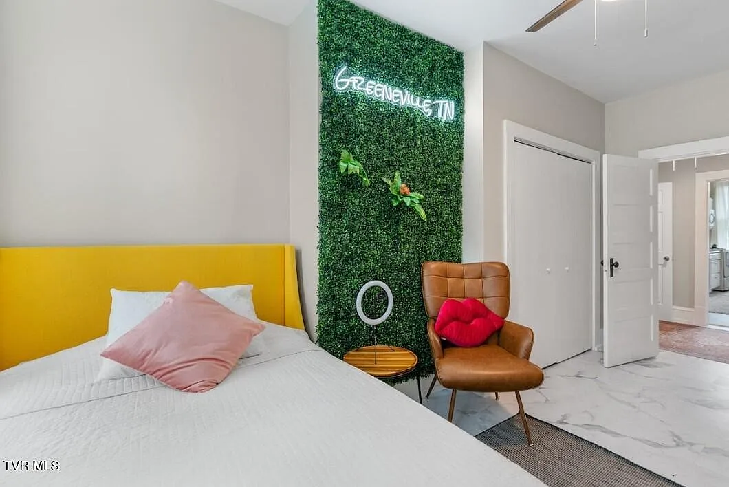 2 bed, 3260 sqft, $2,200 — Photo 1