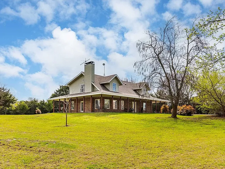 2433 Live Oak Rd — Photo 1