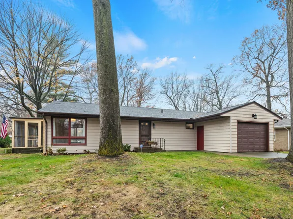 324 Black Oak Dr, Trail Creek, IN 46360