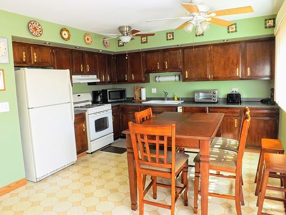 5th image of 221 Willow Ln