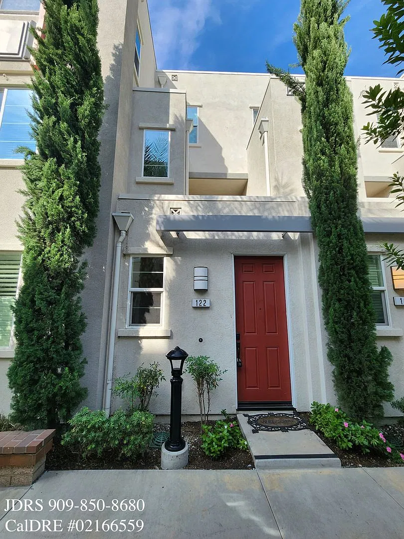 Upland 3 Bedroom Townhouse — Photo 1