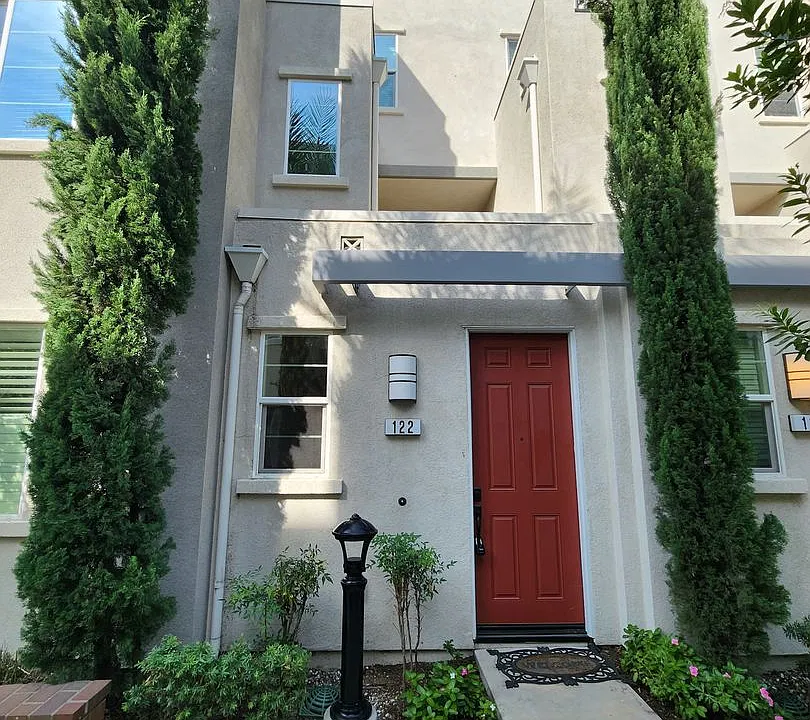 122 Royal Way