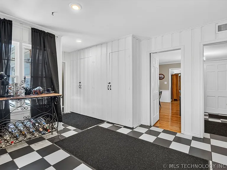 1525 Hillcrest Dr — Photo 17
