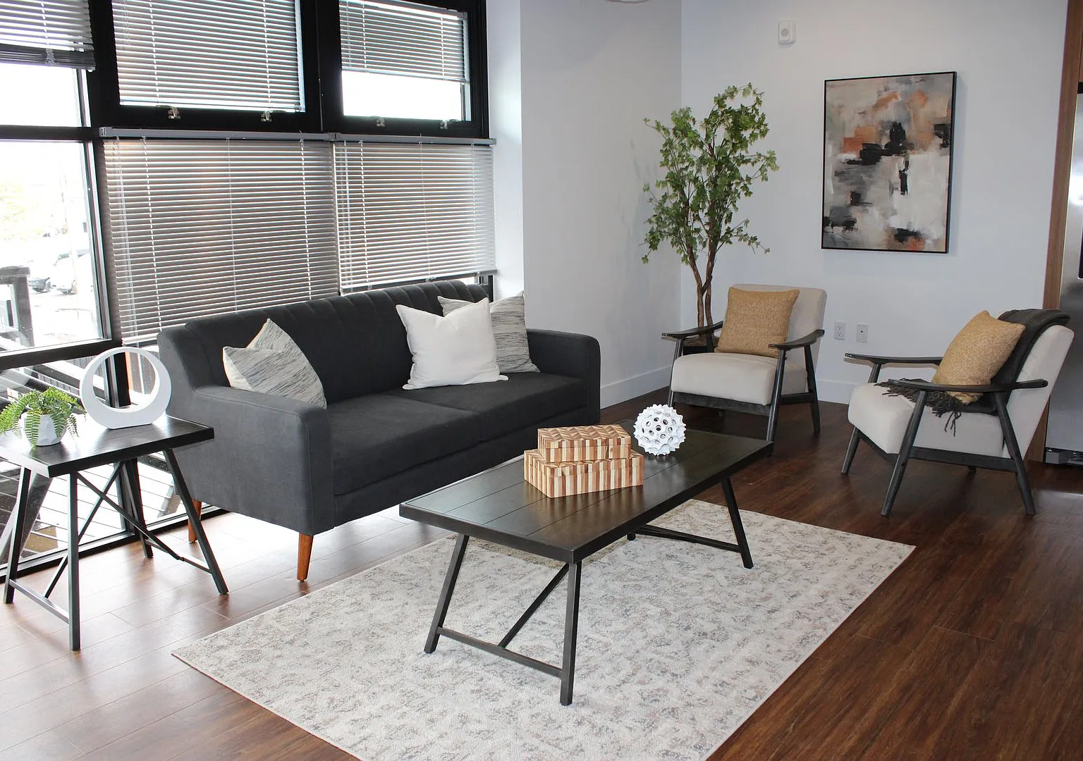 Modern Executive Loft in Old Town Louisville — Photo 2