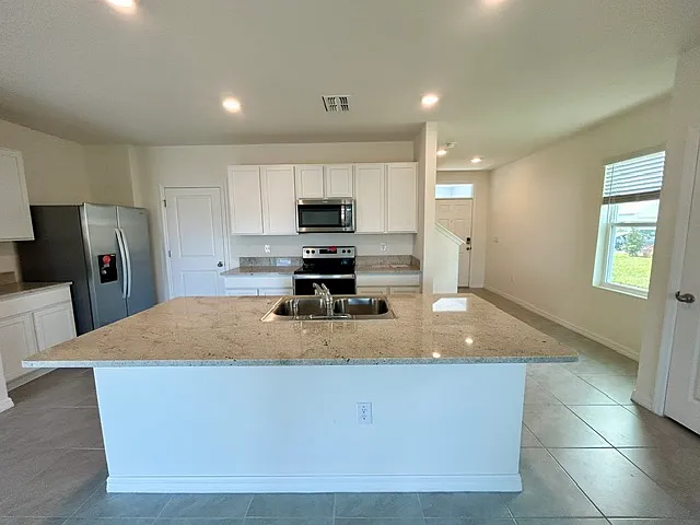 4 bed, 2.5 bath, 2260 sqft, $2,500 — Photo 3