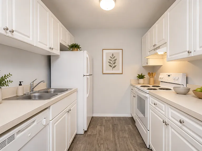 Crown Pointe Apartments — Photo 25