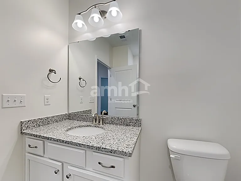 611 E Lionel Rd — Photo 14