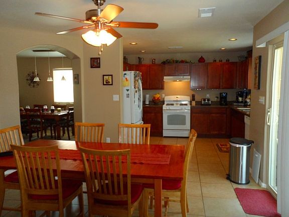 Kitchen & Breakfast Area