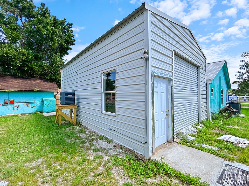 This is a hidden gem... a diamond in the rough. It's not much from the outside at all, so you have to come inside to discover what this place has to offer.