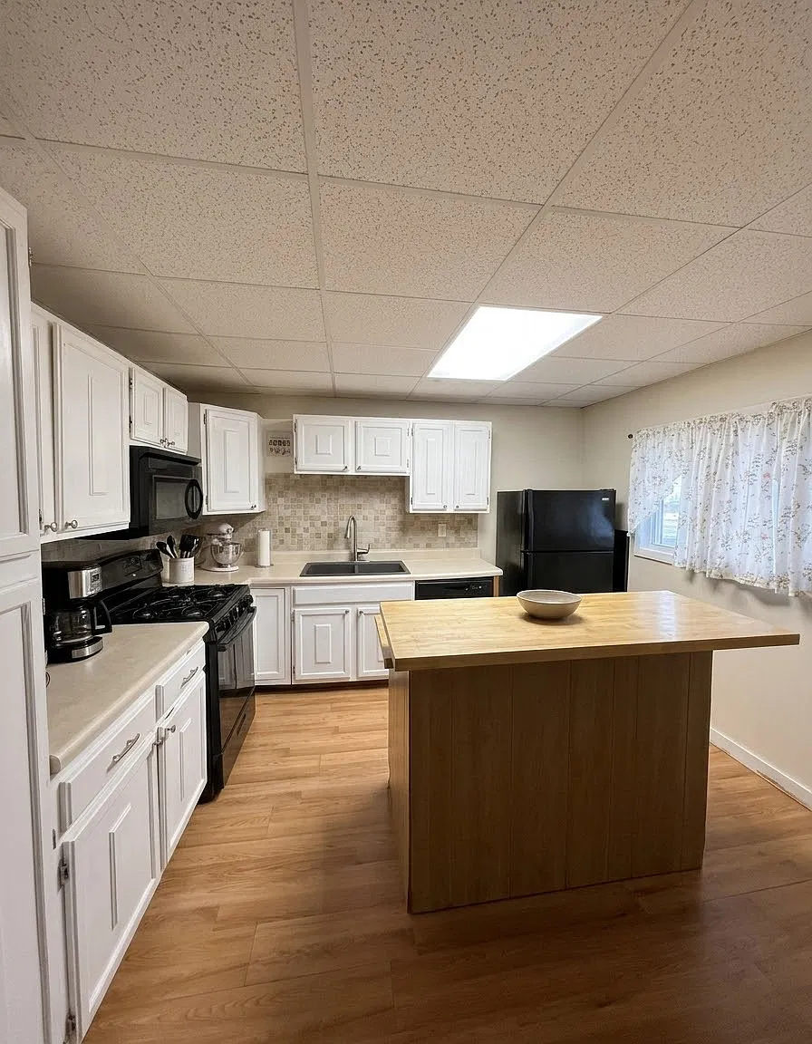 2 bed, 1990 sqft, $1,300 — Photo 1