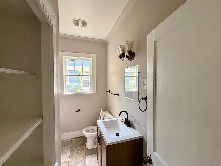 2307 Pine St — Photo 9