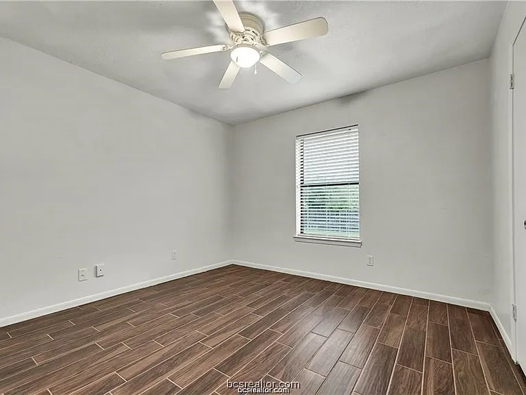 807 Holleman Dr — Photo 10