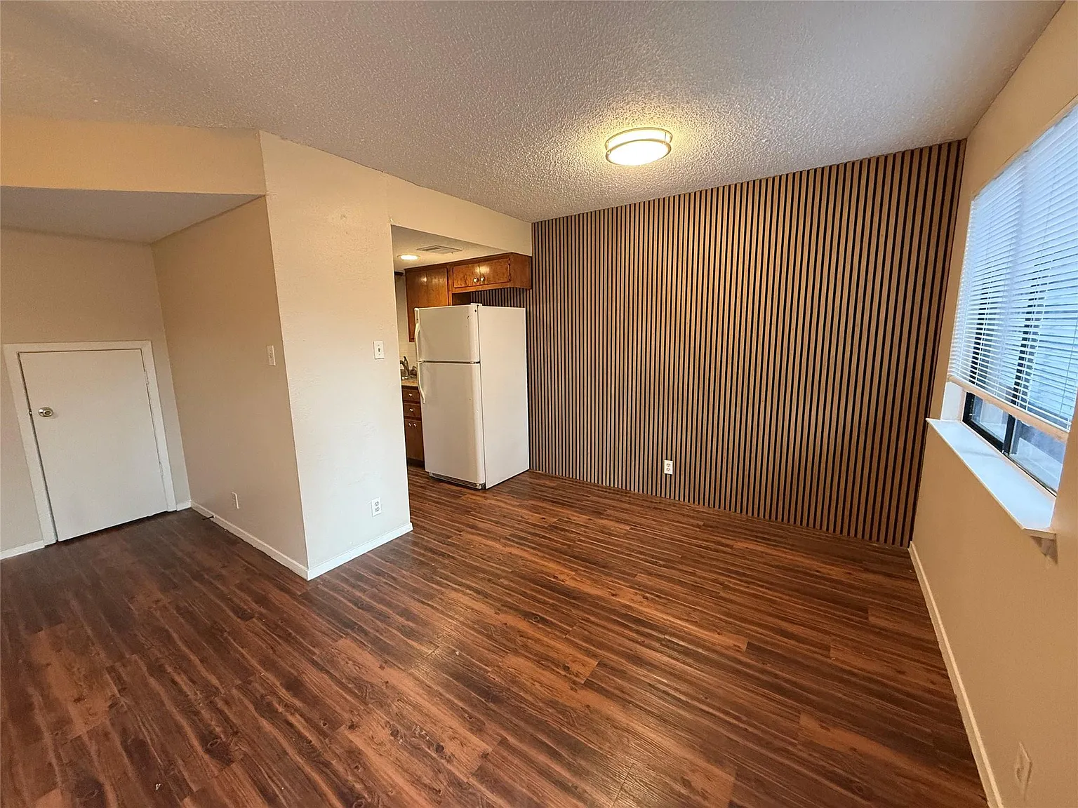 2 bed, 1.5 bath, 1896 sqft, $1,650 — Photo 3