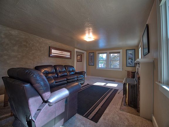 5th image of 1707 Custer St