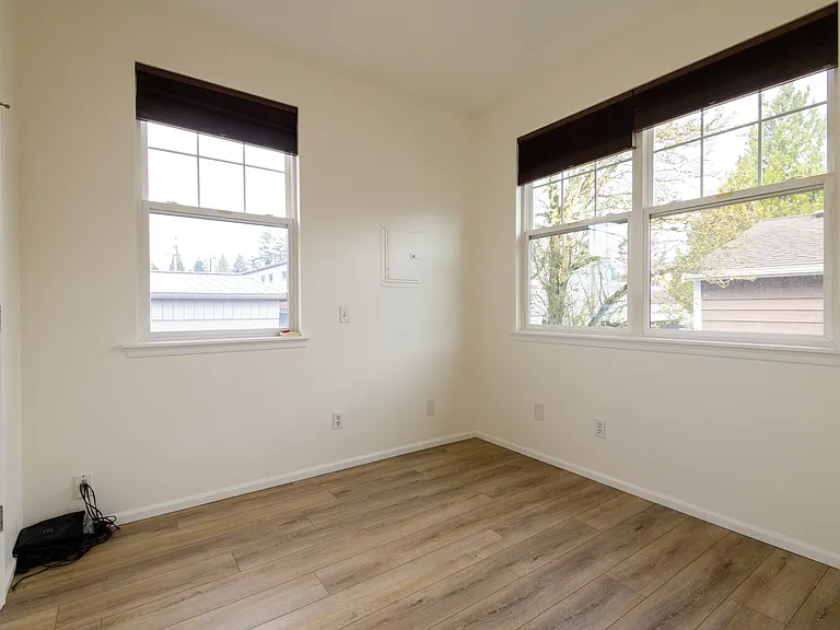 10547 Midvale Ave N #D — Photo 13