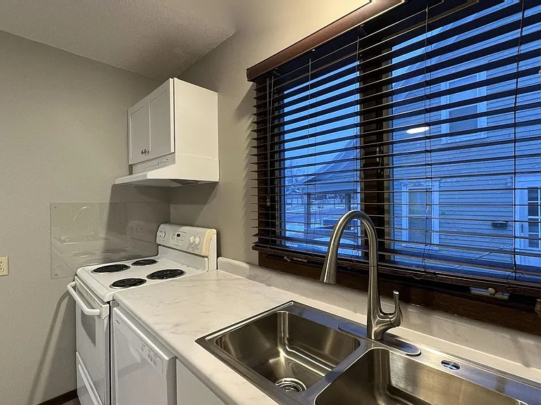 Spacious 2 Bedroom Apartment — Photo 2