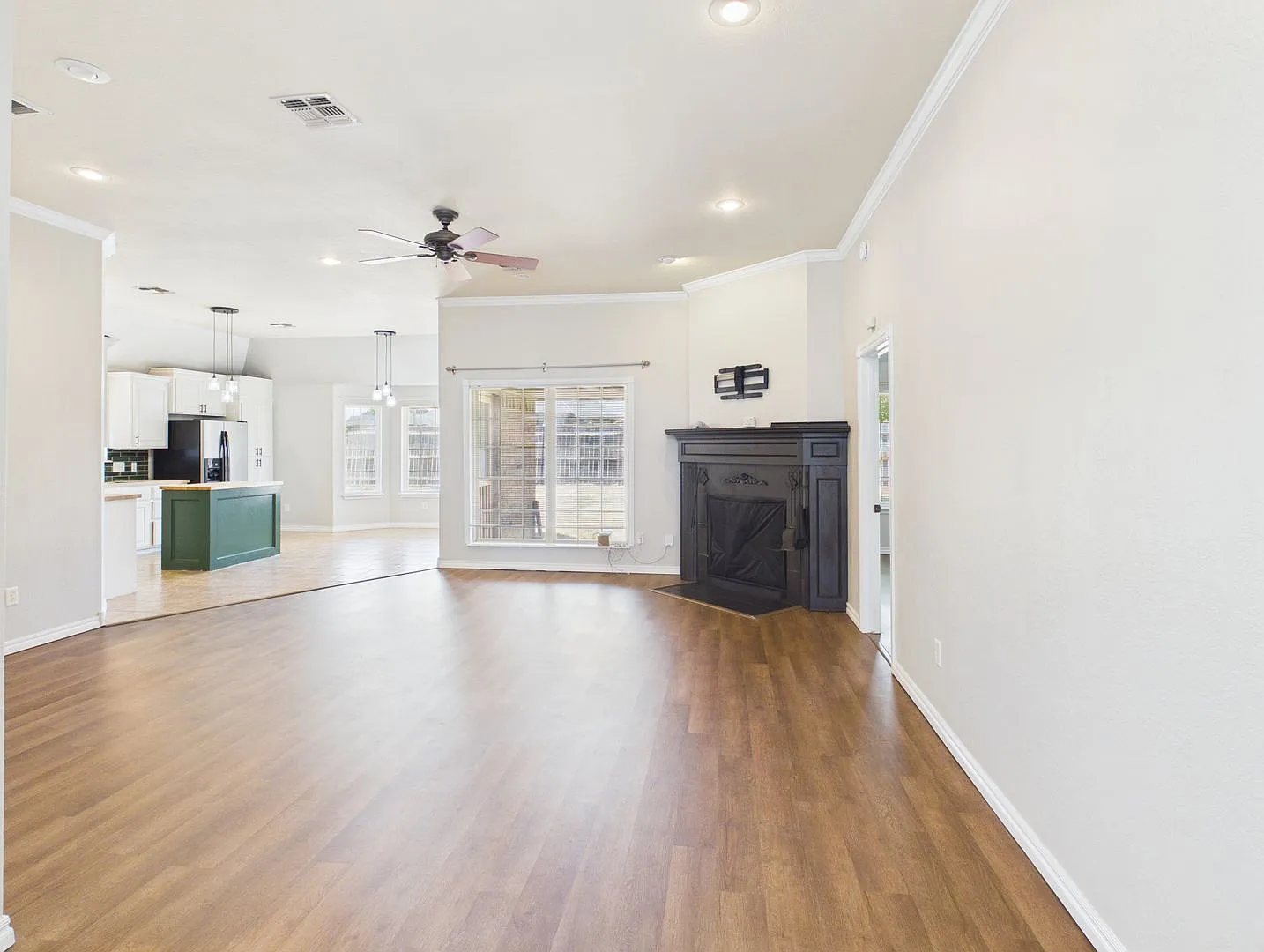 319 SW Coral — Photo 3