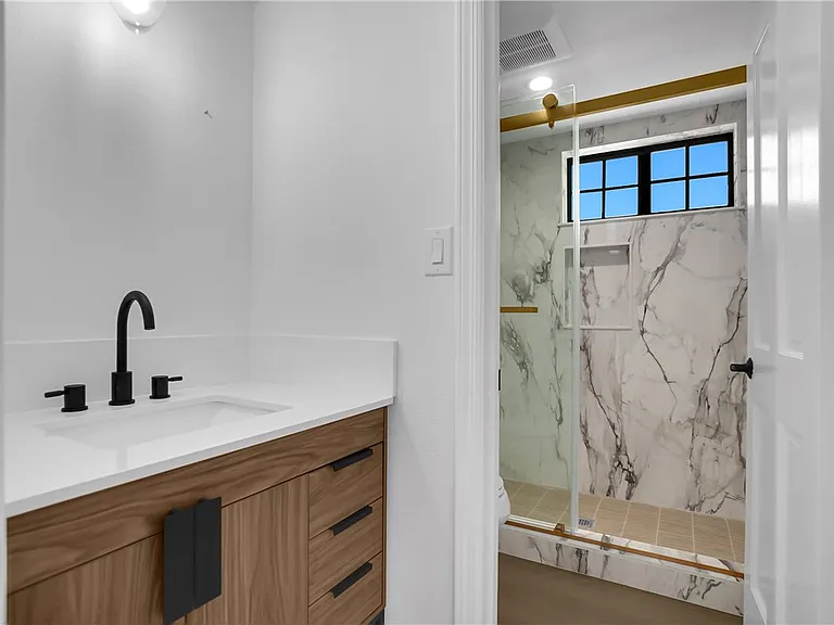 325 W Le Roy Ave — Photo 20