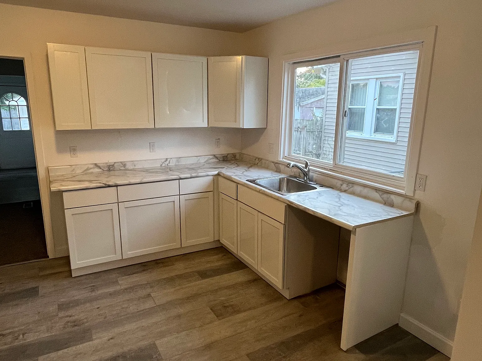 3 bed, 977 sqft, $1,800 — Photo 2