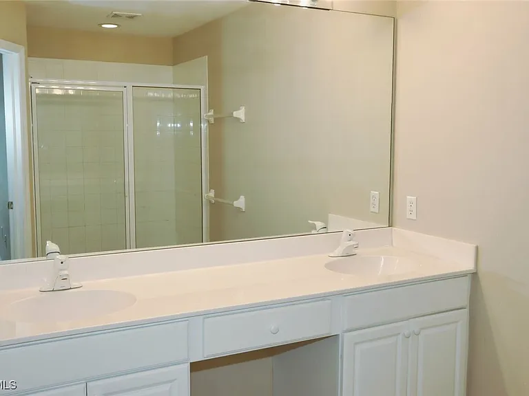 1172 Oxford Ln #27 — Photo 11