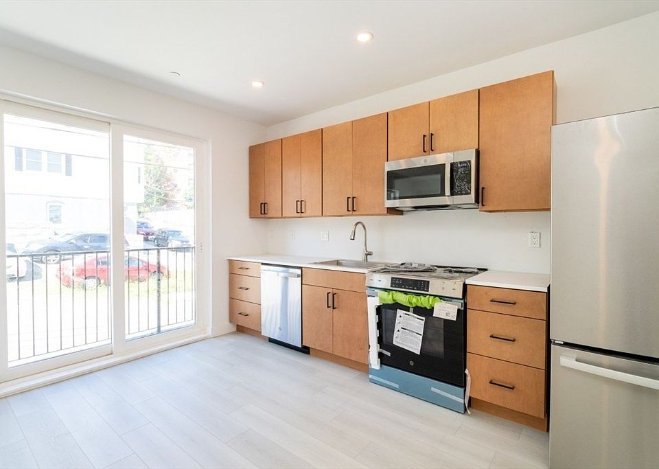 1st image of 150 Williams St #1