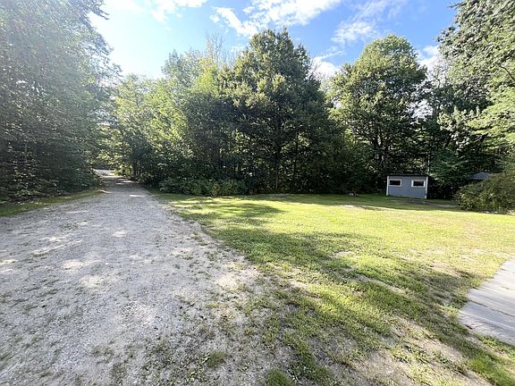 3rd image of 923 West Road