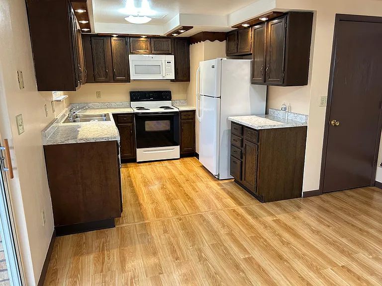 5 Maplewood Dr #12 — Photo 3