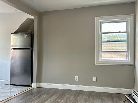 5th image of 239 S 10th Ave Floor 3