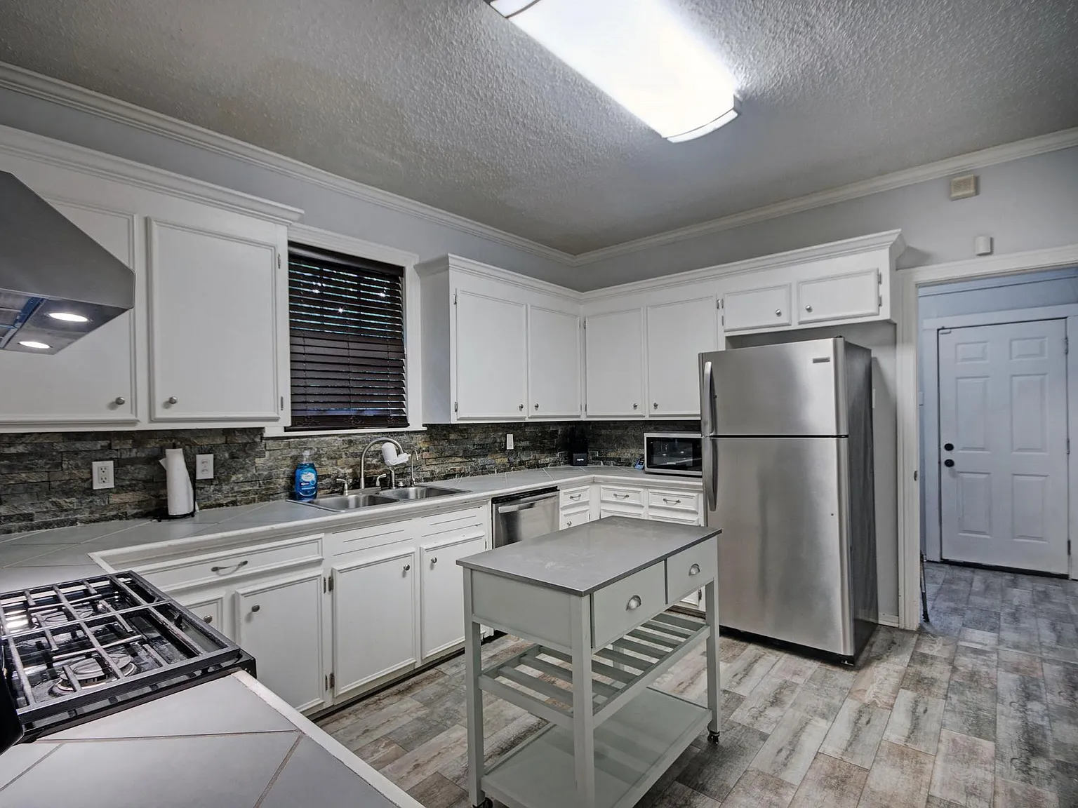 2 bed, 1360 sqft, $3,600 — Photo 3