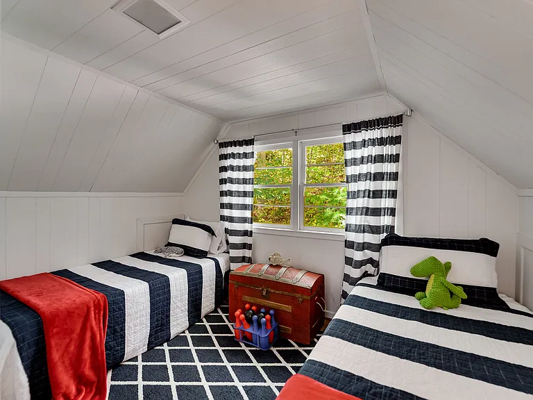 Upstairs bedroom - two twin beds