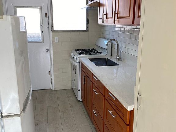 3rd image of 1715 Young St #3