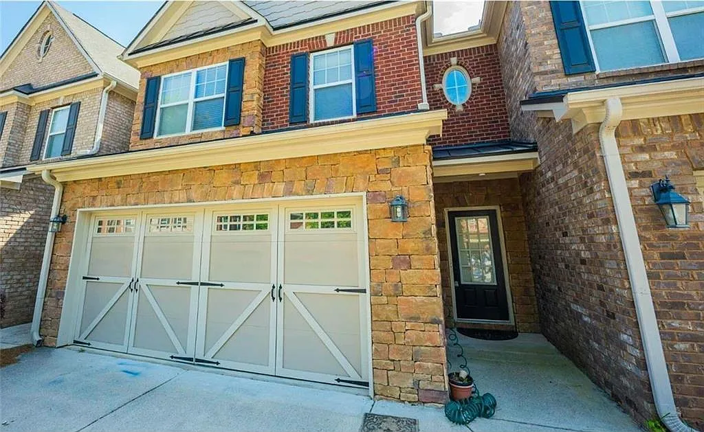 3 bed, 2.5 bath, 2100 sqft, $2,599 — Photo 1
