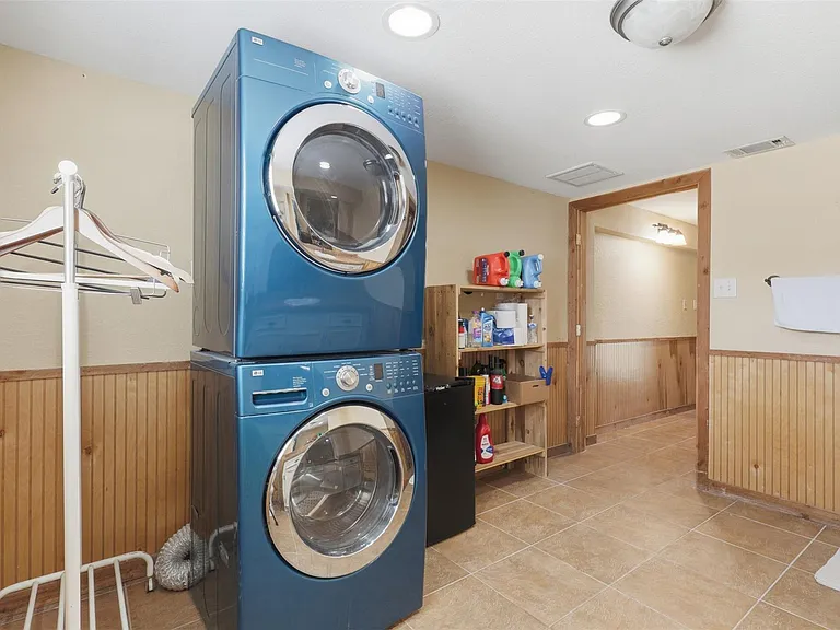 375 Ling St — Photo 21