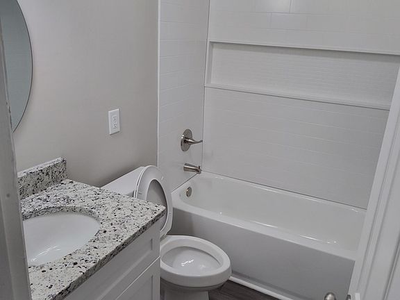 5th image of 232 Springwood Dr APT 1