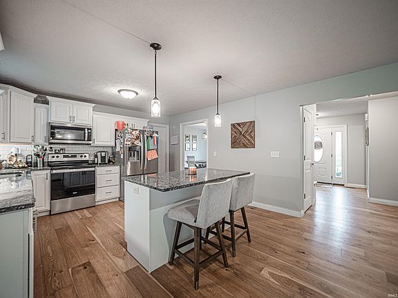 3rd image of 1625 Hills Dr