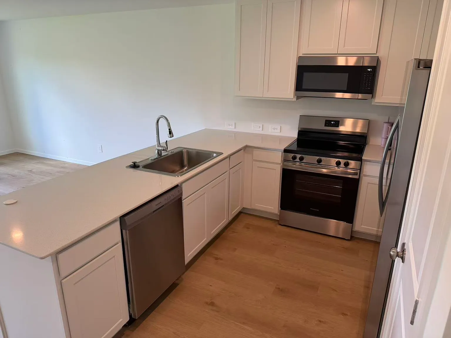 4 bed, 1733 sqft, $2,000 — Photo 2