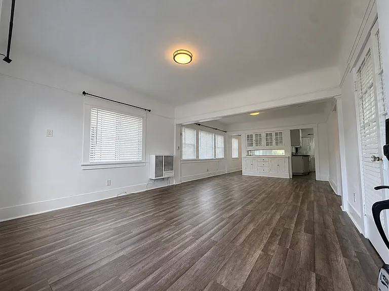 1027 E 2nd St #1027 — Photo 4