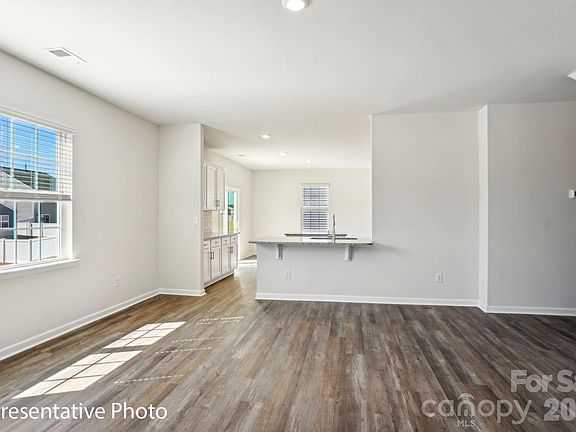 4th image of 1611 Secrest Commons Dr