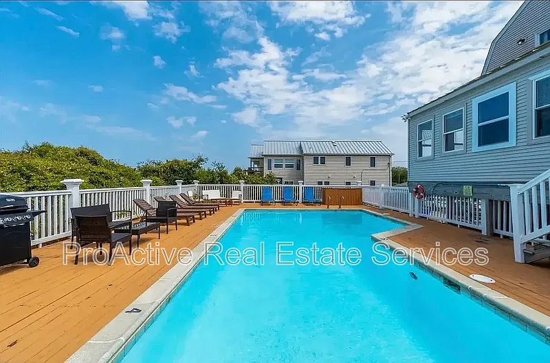 1976 E Ocean View Ave — Photo 2