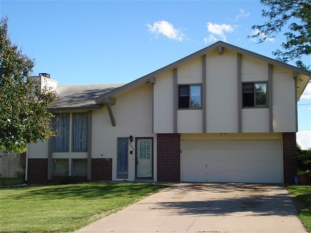 Multi-Level Large corner lot
