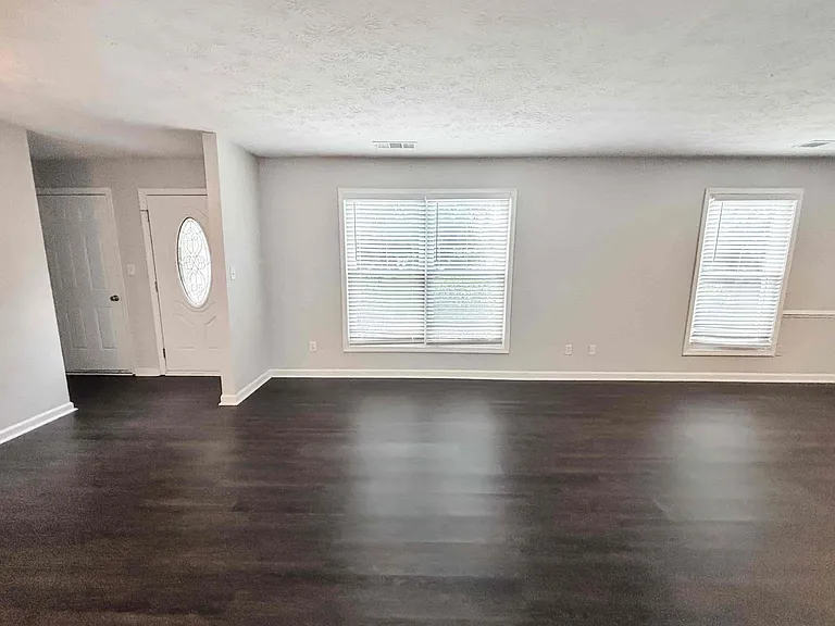 1552 Blackwell Rd — Photo 2