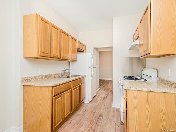 2nd image of 637 Van Cortlandt Park Ave #A