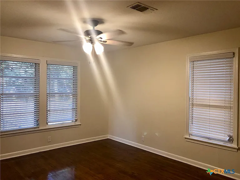 1002 Hazelton St — Photo 9