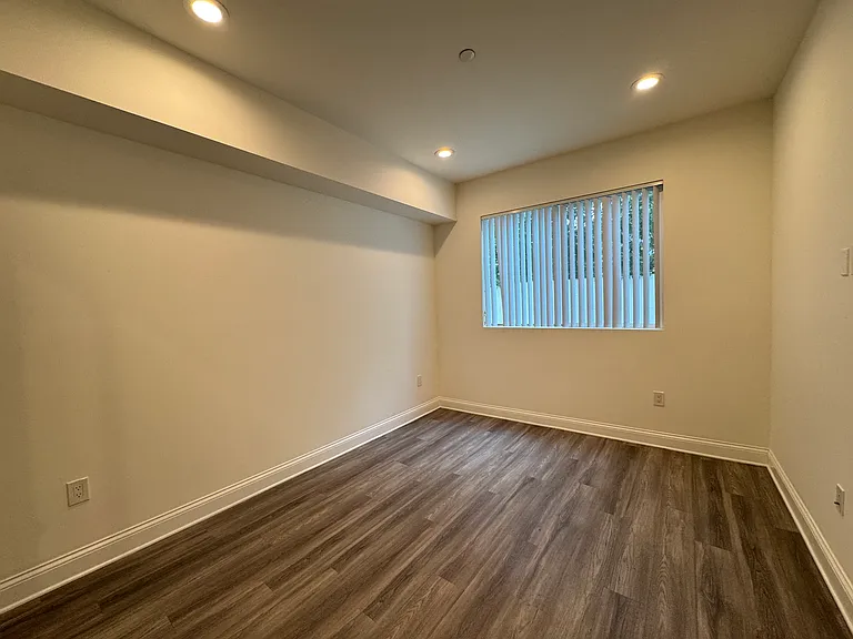 14934 Burbank Blvd #304 — Photo 6