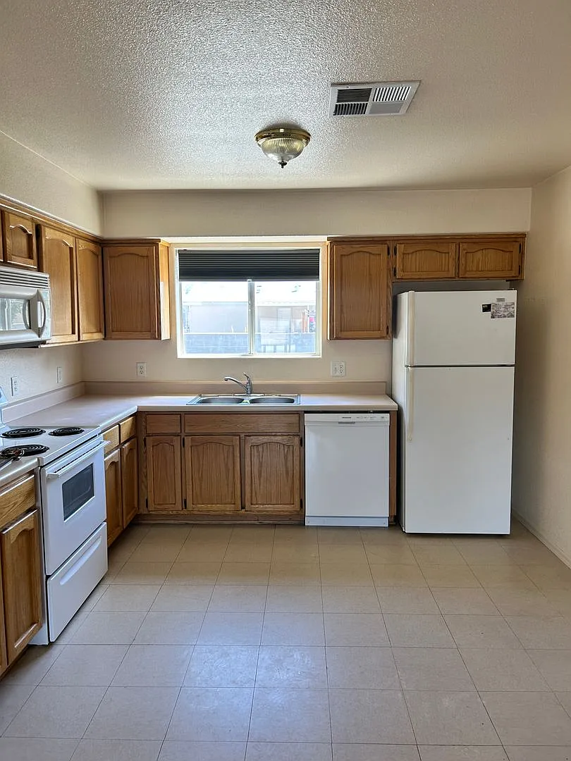 Cozy 3-Bedroom Home in Rancho Serenade Neighborhood — Photo 3