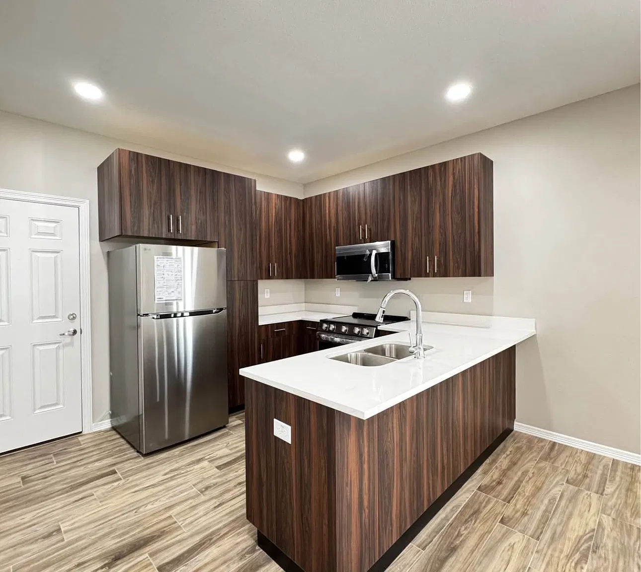 1 bed, 1.0 bath, 800 sqft, $958 — Photo 1