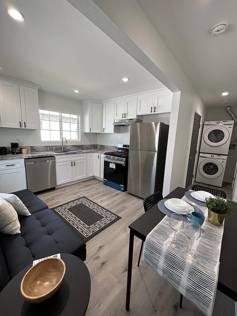 New Entire Unit near Culver City, Pet- friendly — Photo 1