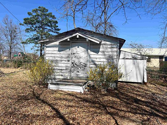 4th image of 103 E Victory St