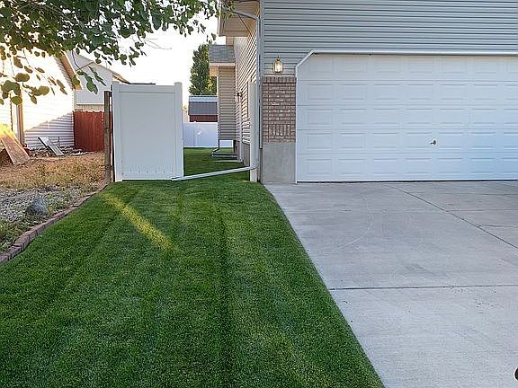 Vinyl Fence With Gate