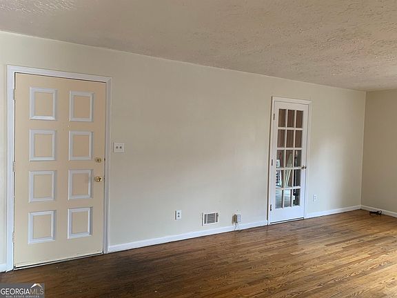 3rd image of 733 Barnesdale Dr